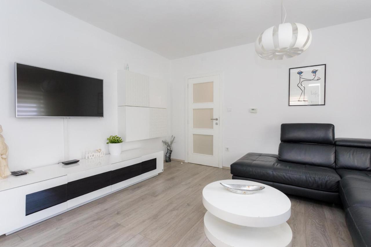 Apartman Laura Кърк Екстериор снимка