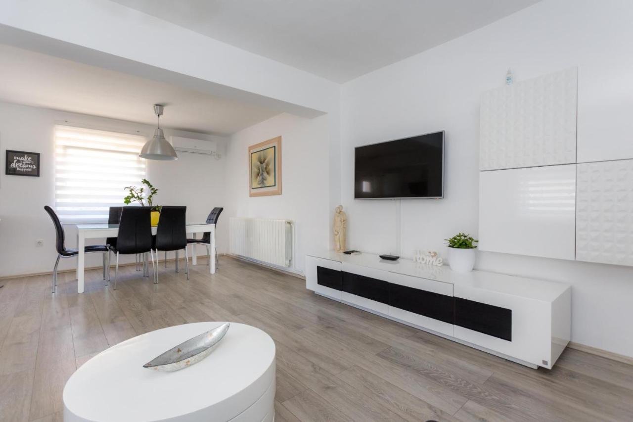 Apartman Laura Кърк Екстериор снимка
