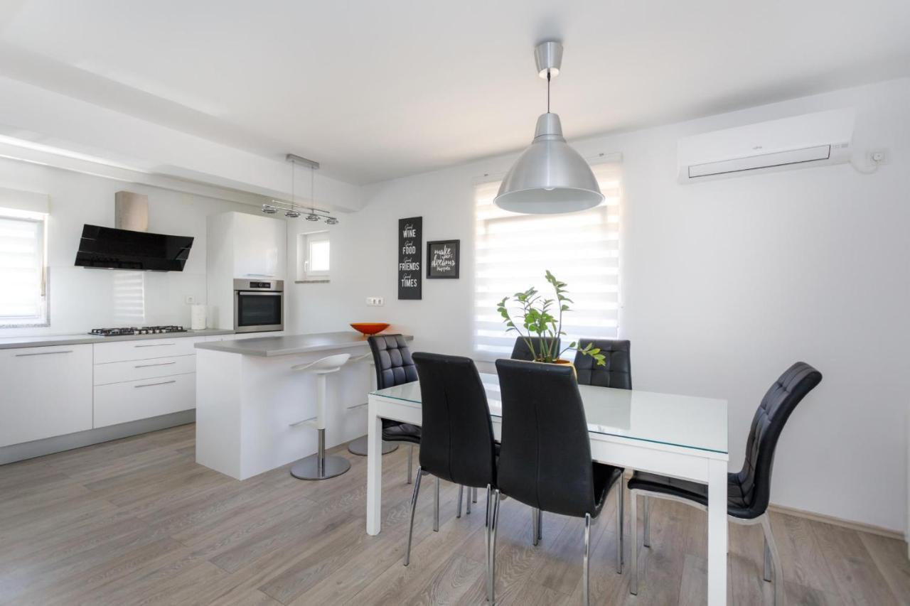 Apartman Laura Кърк Екстериор снимка